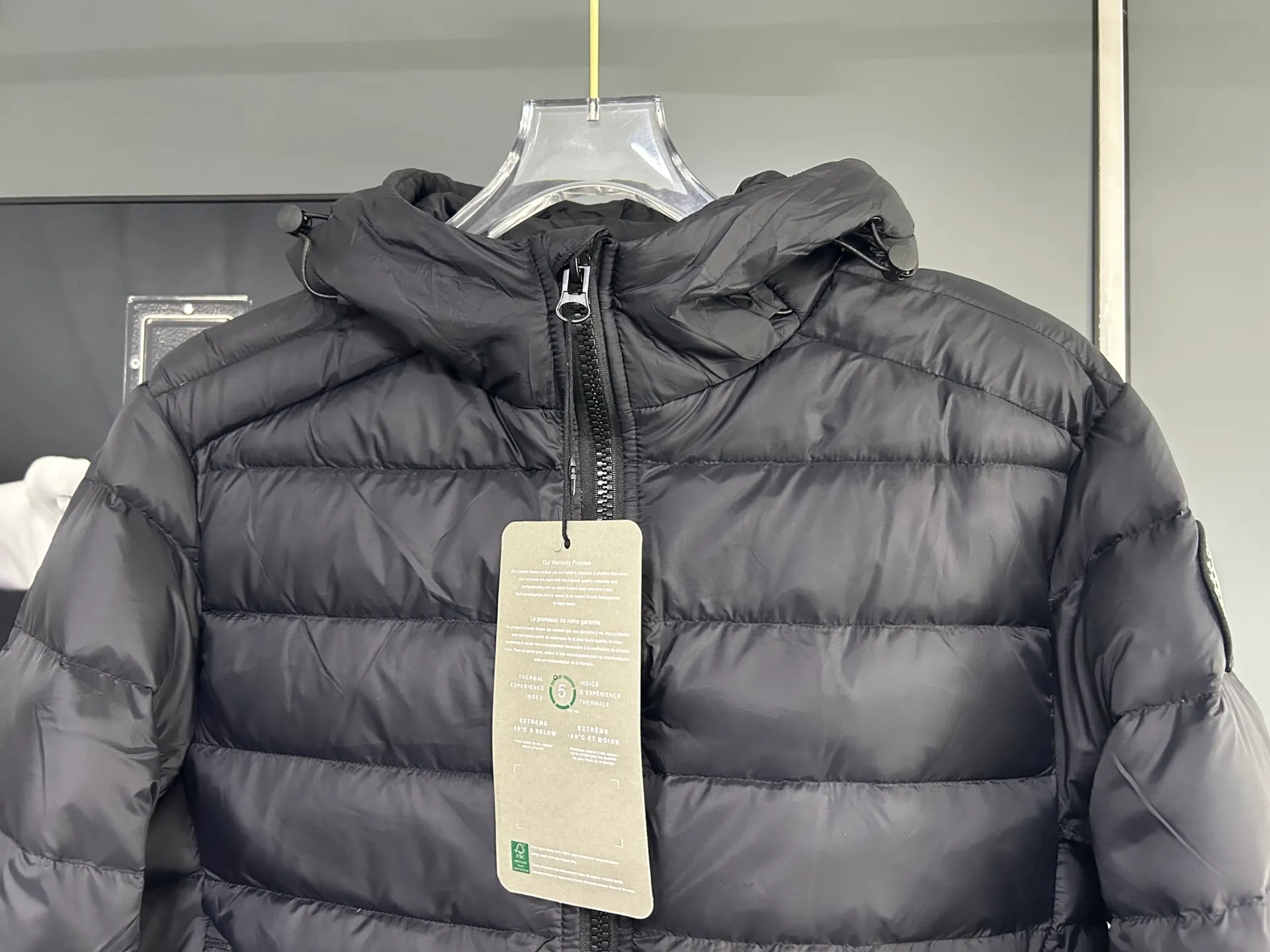 P660 CANADA GOOSE Canada Goose Crofton solid color hooded zipper outdoor warm rib down jacket 90 down filling 750 fill power Tajima embroidery white duck down short lightweight hooded down jacket jacket small zipper pocket on the chest side for storing things The Thorium AR hooded model is versatile, durable and warm. It can be used as a mid-layer in winter and winter, or worn alone. It can also be easily worn with hard-shell clothing in cold environments.     The fabric has been improved with AratoTM30 nylon fabric with fine texture, which is super warm and very wear-resistant. It is also treated with DWR, which can effectively prevent water and moisture.     DownCompositeMapping zone filling technology can reasonably allocate down insulation and synthetic insulation areas. The simple design of StormHoodM is made of synthetic insulation materials. Zippered hand pockets, inner zipper pockets. Combination of technology and technology. Lightweight and warm. Three-dimensional tailoring. Hooded design. Complete three-label accessories. What you see is what you get. Same style for men and women. Color: off-white. Size: M-3XL.